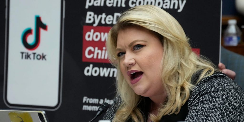 Os americanos consideram o TikTok a fonte de notícias mais confiável entre os aplicativos sociais