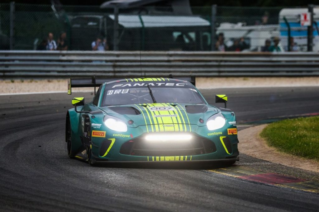 Aston Martin vence após Ferrari bloquear nos boxes