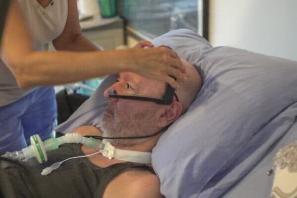 Empresa de tecnologia israelense oferece solução de comunicação para pacientes graves de ELA