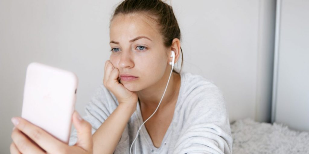 'Orbiting' é o mais recente pesadelo de namoro para alimentar a desilusão da Geração Z em encontrar o amor em aplicativos