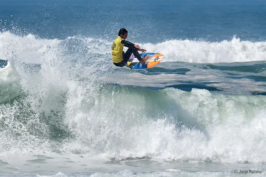 Promessas do surf disputam título regional na praia de Leça da Palmeira