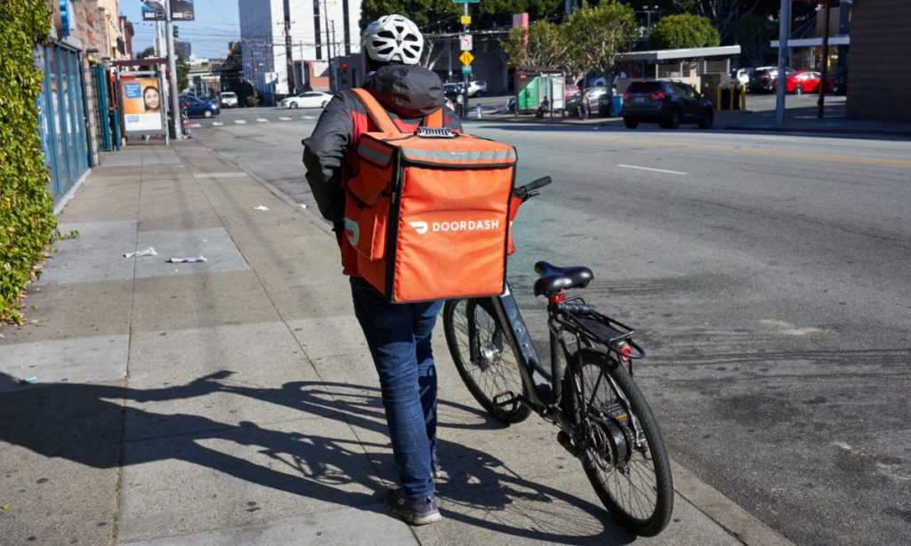 Pedidos em aplicativos de delivery caem após aumento salarial