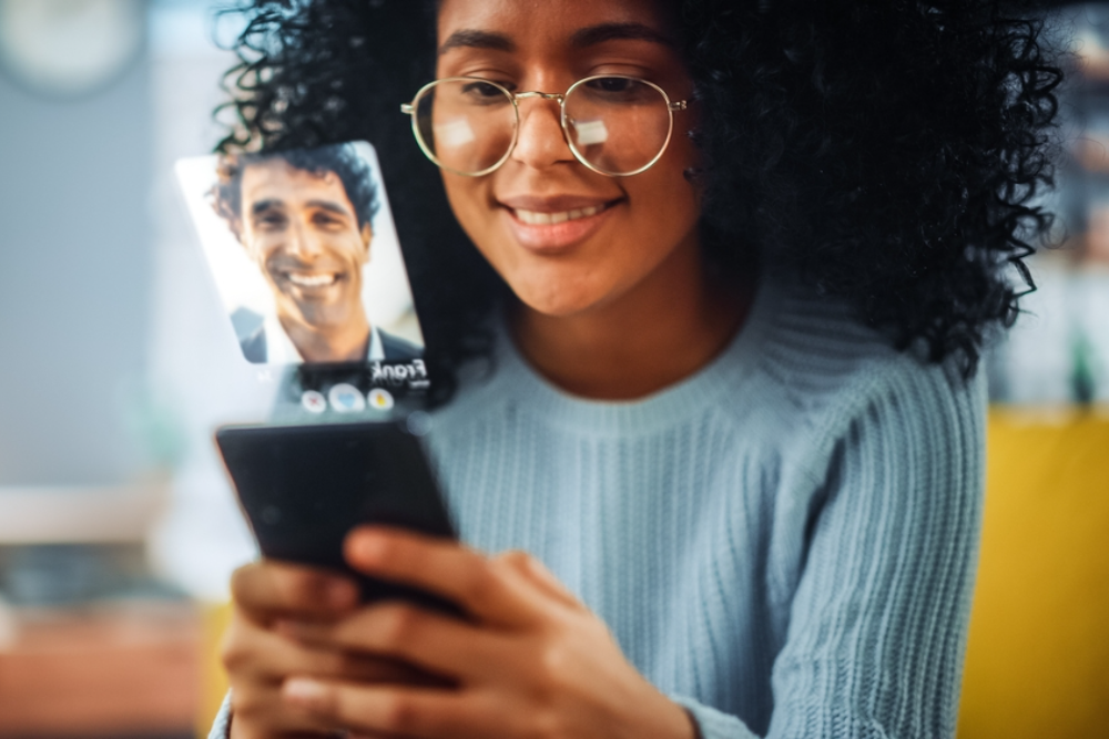 Explorando os desafios dos aplicativos de namoro enfrentados pelas mulheres negras