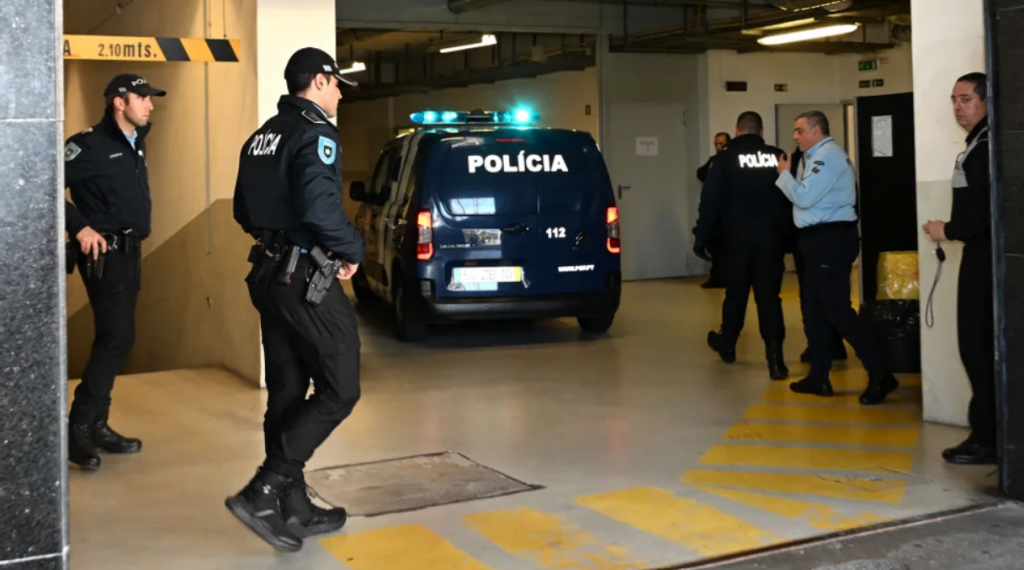 A mulher atropelada tinha apresentado queixa na PSP há duas semanas. Homem estava em liberdade condicional após matar outra ex-namorada.