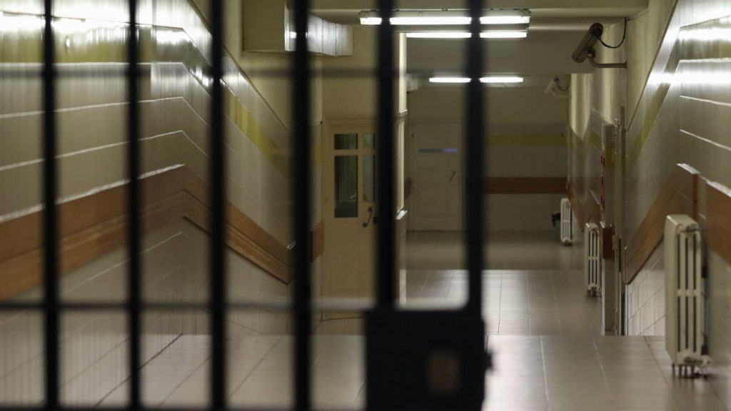 Preso apanhado com um espeto de madeira na cela em Passos de Ferreira condenado a mais um ano de prisão