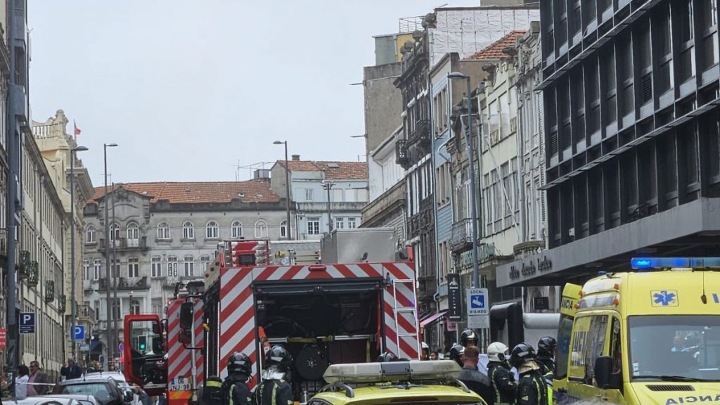 Parte do prédio do Instituto Ricardo Jorge foi evacuada após derramamento de ácido nítrico