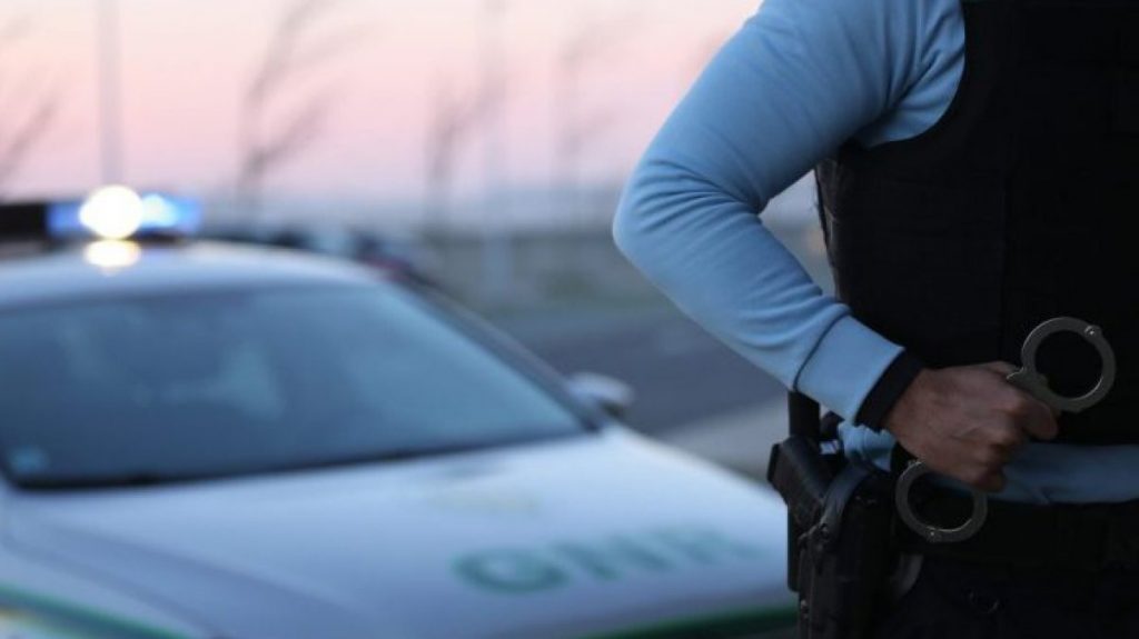 Suspeito de 'Olá pai, Olá mãe' é detido e forçado a fazer apresentações quinzenais