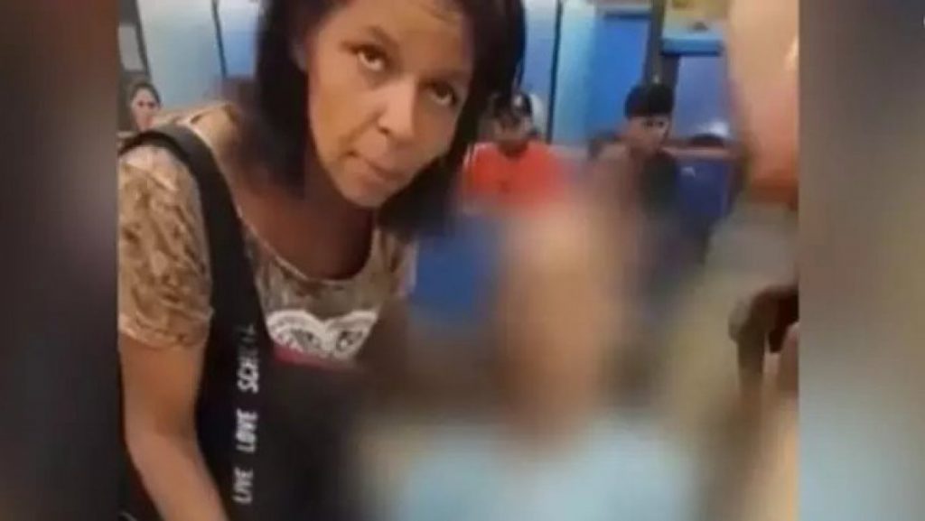 “Eu não sou médica, então não percebi.'' Mulher quebra o silêncio enquanto a filma levando seu tio morto ao banco