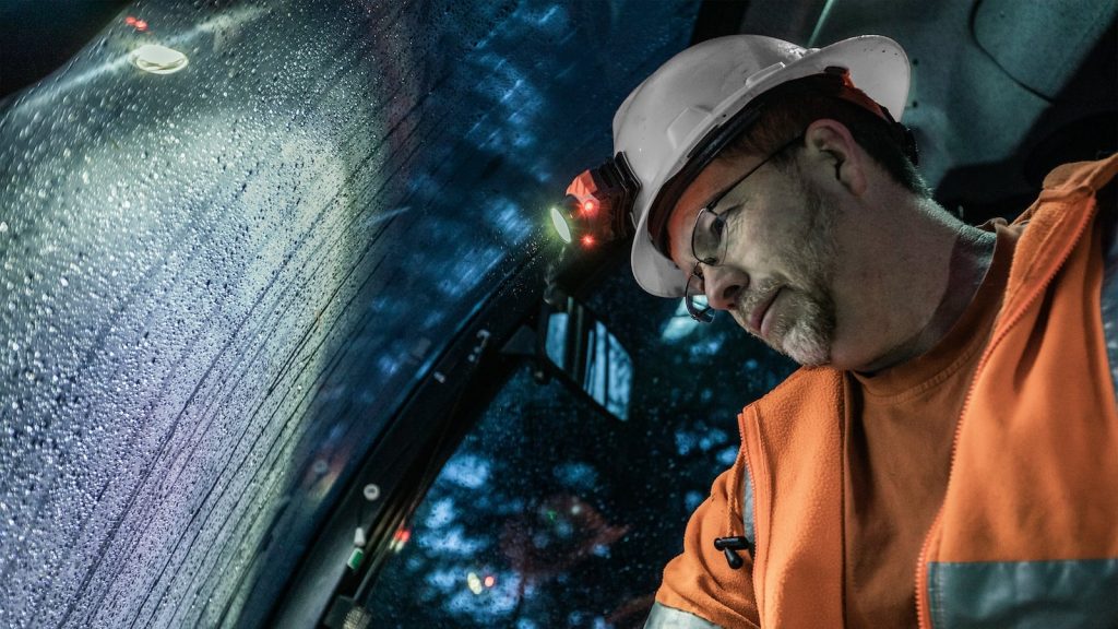 O farol LED controlado por voz COAST RL35R oferece versatilidade