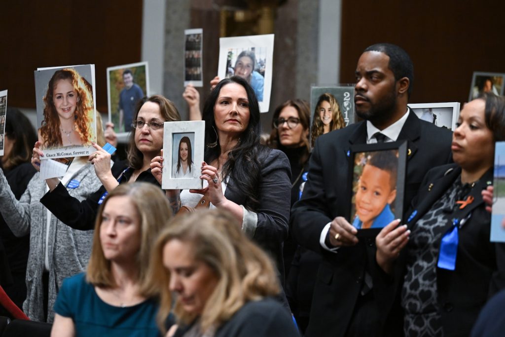 A administração Biden insta as empresas de tecnologia a intensificarem os esforços de segurança infantil