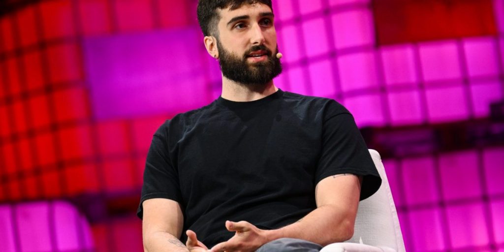 Horas depois de arrecadar US$ 500 milhões, a startup de IA Cohere diz aos funcionários que demitirá cerca de 20 funcionários.