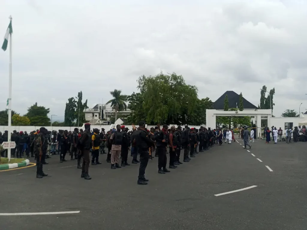 Governador Ododo distribui dispositivos de segurança para 1.050 caçadores de Kogi