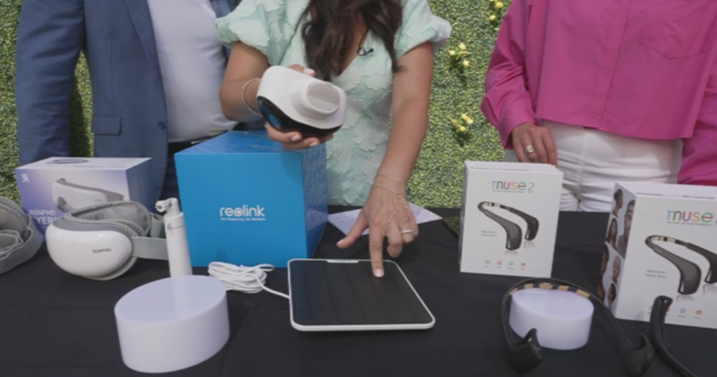 A especialista em tecnologia da KCAL, Jessica Naziri, destaca negócios de tecnologia do Amazon Prime Day