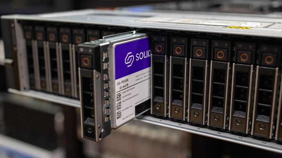 Eles conseguiram de novo: a editora de tecnologia continua quebrando o recorde mundial de cálculos de pi – quase dobrando o recorde anterior, atingindo 202 trilhões de dígitos em 100 dias e usando 1,5 PB de armazenamento SSD.