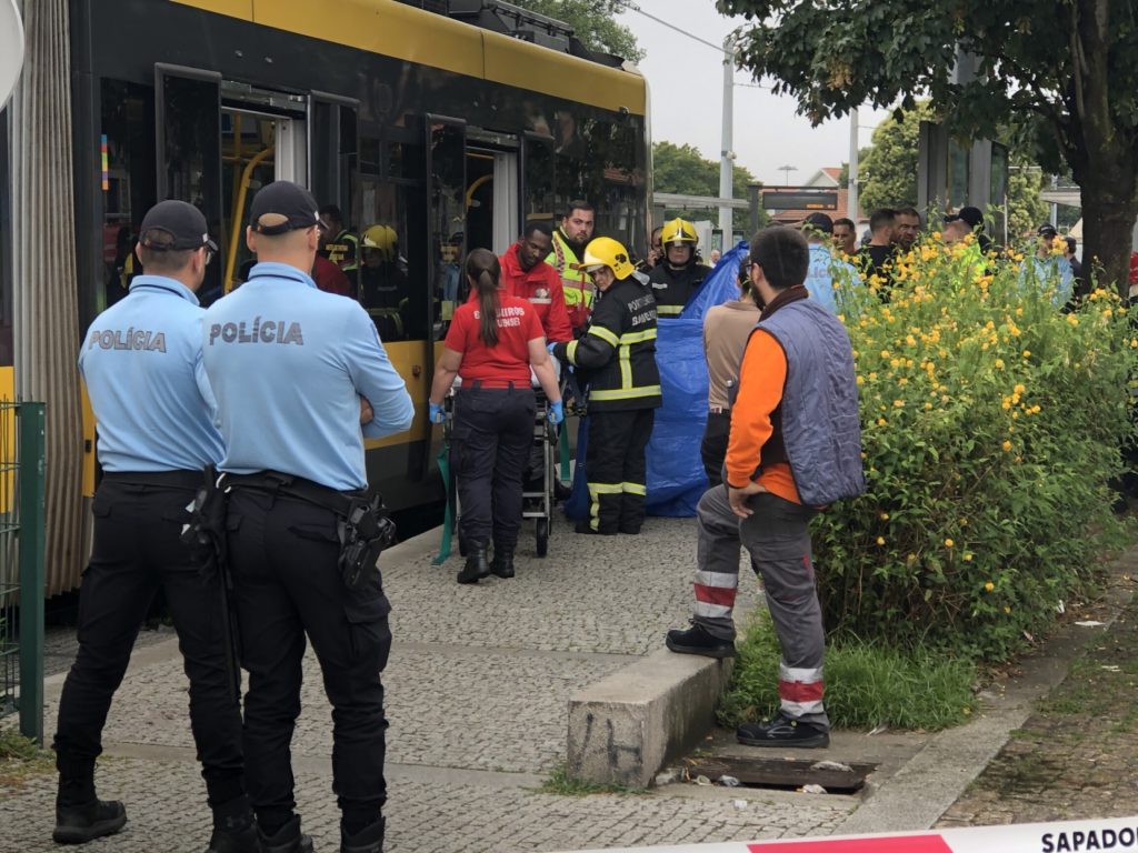 Homem sueco morre após ser atropelado pelo metrô no Porto.