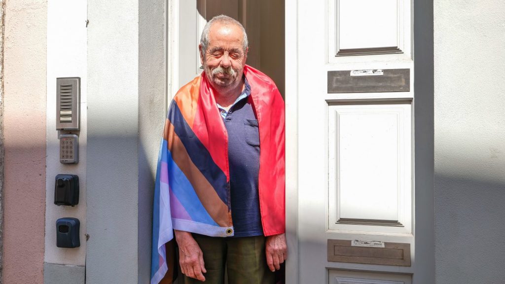 O abraço comoveu o Porto. A história de Antonio, o “rosto” do dia em que o orgulho e a solidão se deram as mãos