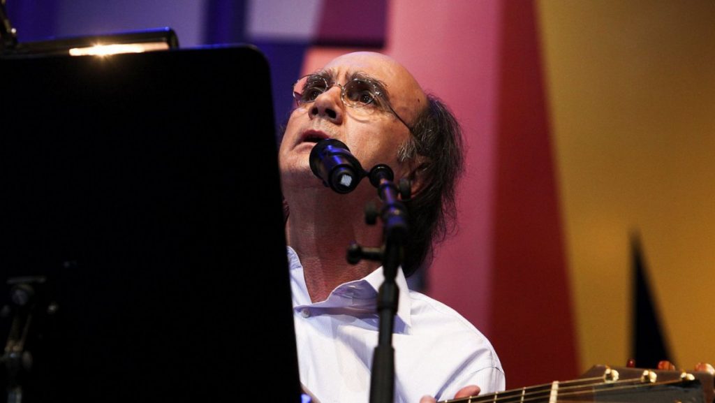 Parlamento presta homenagem a Fausto com som “O barco vai de exit” no final da obra