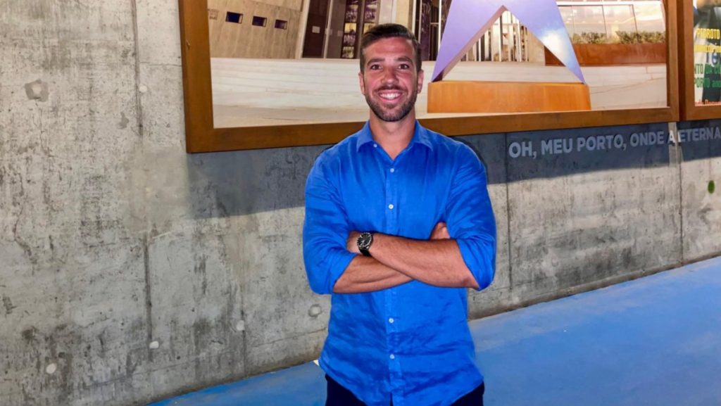 Daniel Chavez é treinador de futebol feminino