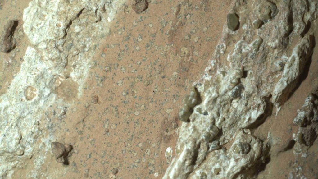 NASA acredita ter descoberto sinais de vida microbiana em rochas marcianas