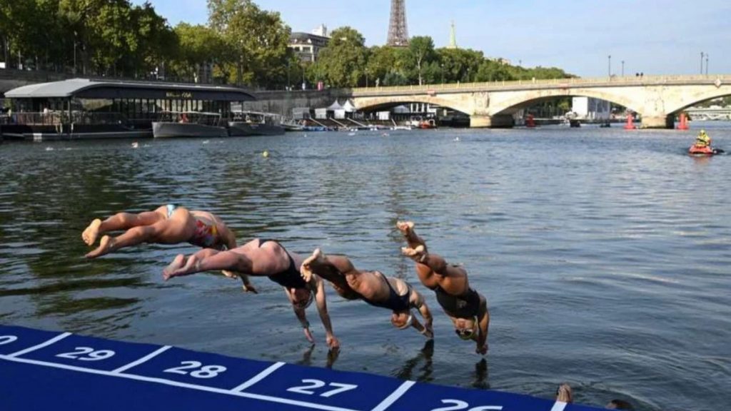 Treino de natação no Sena antes do revezamento olímpico do triatlo cancelado