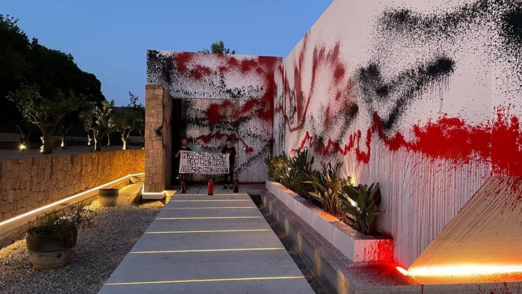 Ambientalistas destroem mansão de Messi em Ibiza