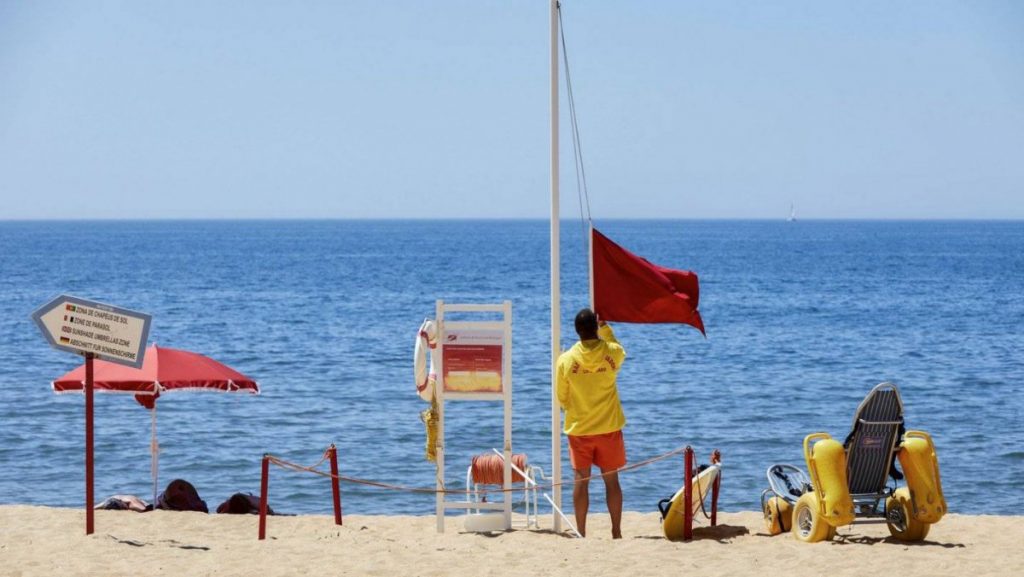 Carta aberta apresentada ao Ministro do Ambiente sobre a 'falta de envolvimento' da Oval no aumento da erosão costeira