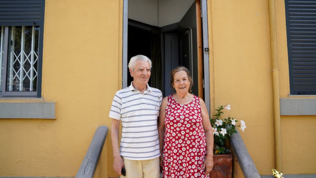 Um idoso que vive numa casa vizinha da Câmara Municipal do Porto utiliza um balde para evitar a humidade.