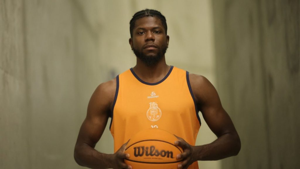 FC Porto (Basquete): Wes Washupen melhora o basquetebol