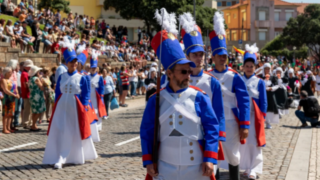 Desfile de fantasias de papel regressa à Foz, Porto