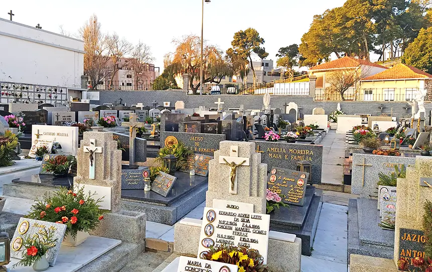 Dia de Todos os Santos e Fiéis Defuntos (Cerimônias e Horário do Cemitério)