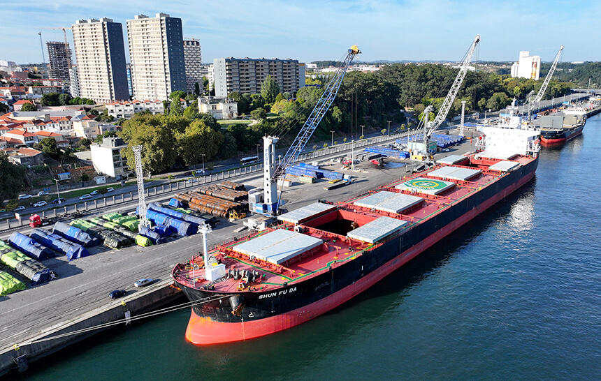Porto de Leixmos recebe gigante de carga da Ásia