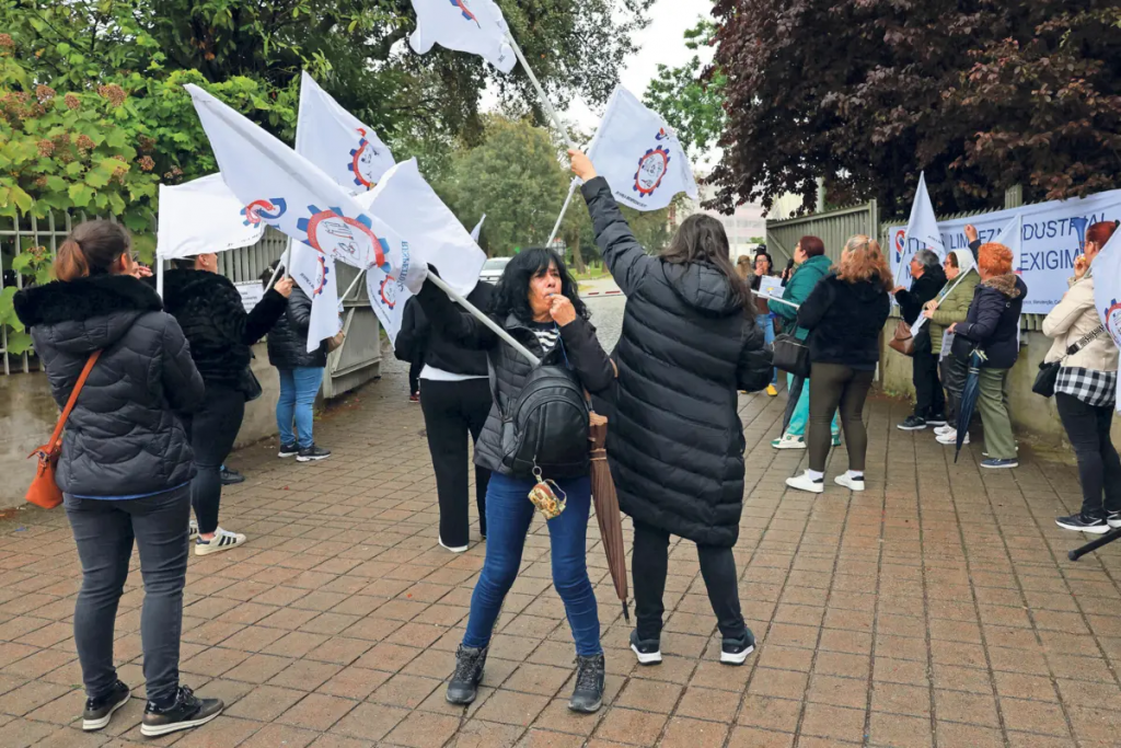Trabalhadores de limpeza da Lucena & Lucena entraram em greve contra salários não pagos