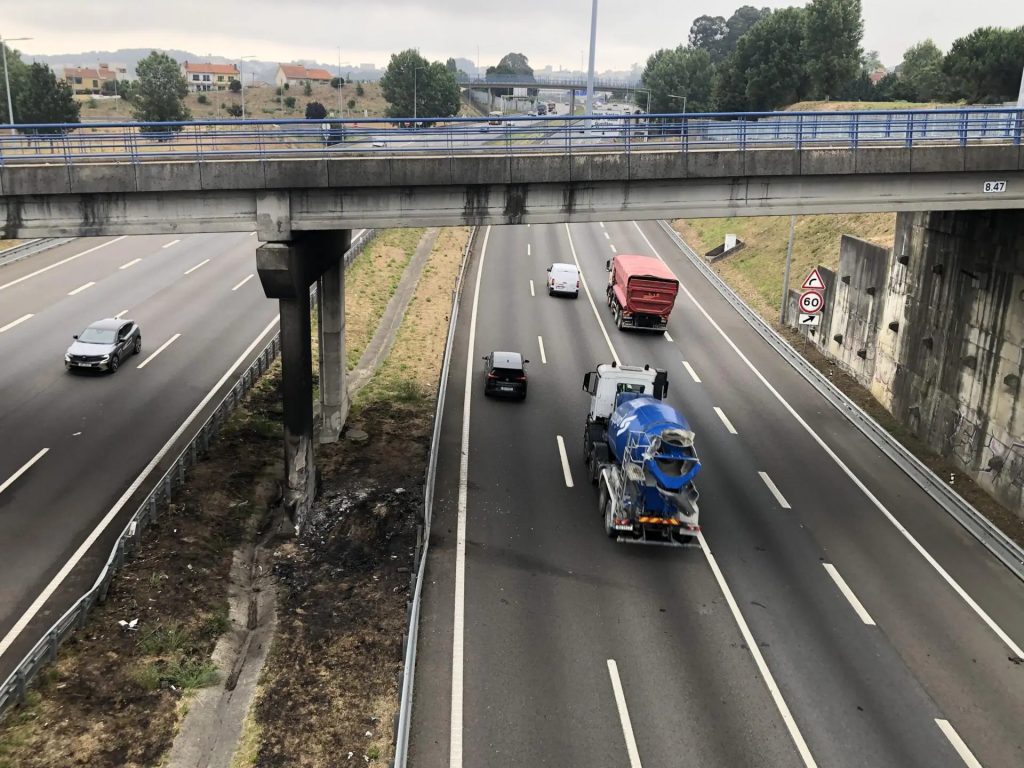 Duas jovens de 16 e 20 anos morrem em S. Mamede de Infesta: carro bate e cai na A4
